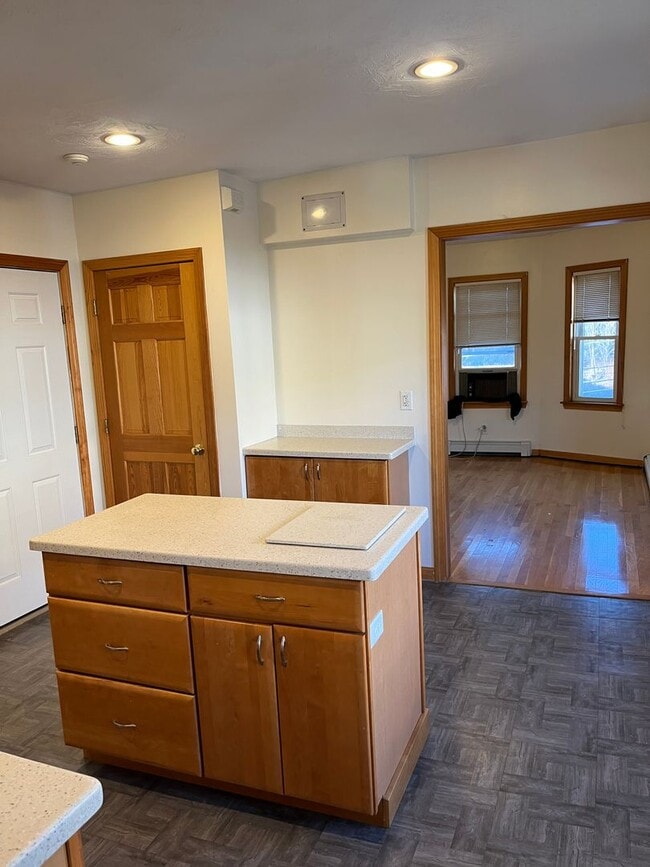 Building Photo - Sunny, Recently Refinished, One Bedroom Ap...