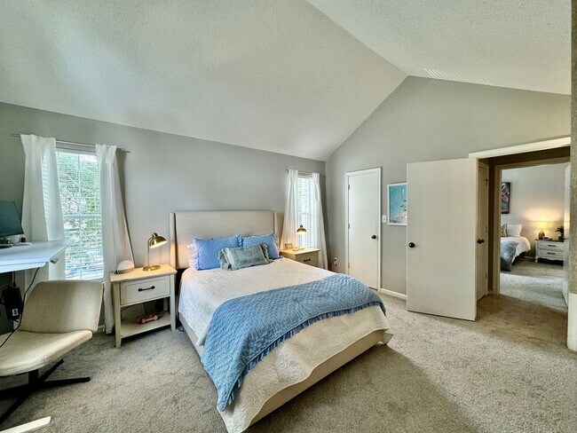 Building Photo - 2-Bedroom Condo Ready 08-01-24! Community ...
