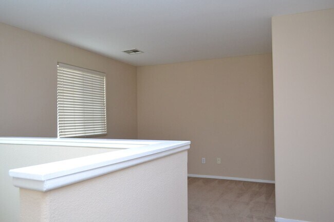 Building Photo - SW - 3 BEDROOMS PLUS LOFT SPACE