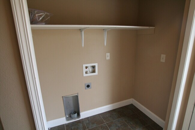 Building Photo - Matheson Way Townhouse