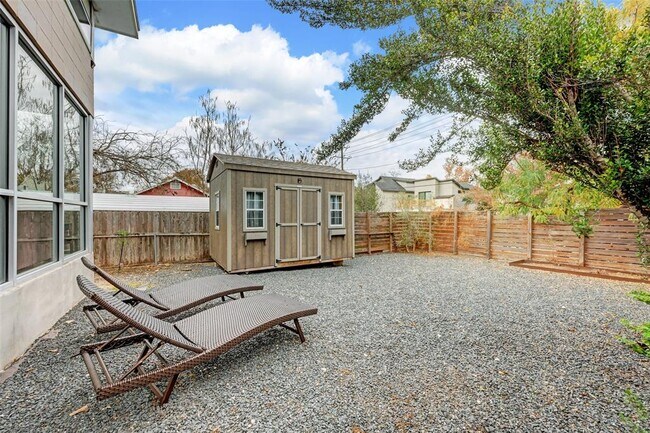 Building Photo - 919 Cardinal Ln
