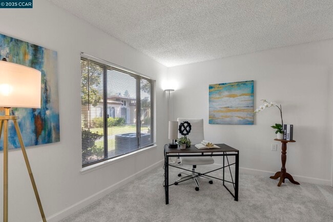 Building Photo - 2017 Pine Knoll Dr