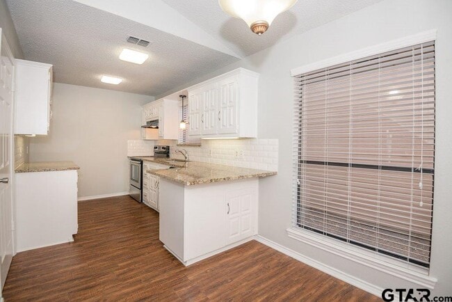 Building Photo - 5917 Hollytree Dr