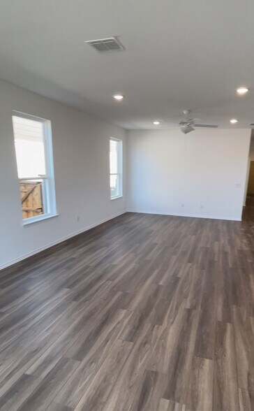 Building Photo - 1004 Marigold St