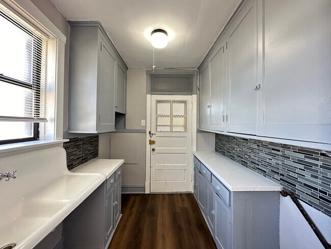 Building Photo - 3123 N Hamlin Ave