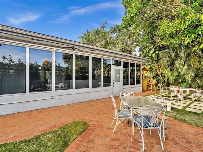Building Photo - 899 NW 6th Dr