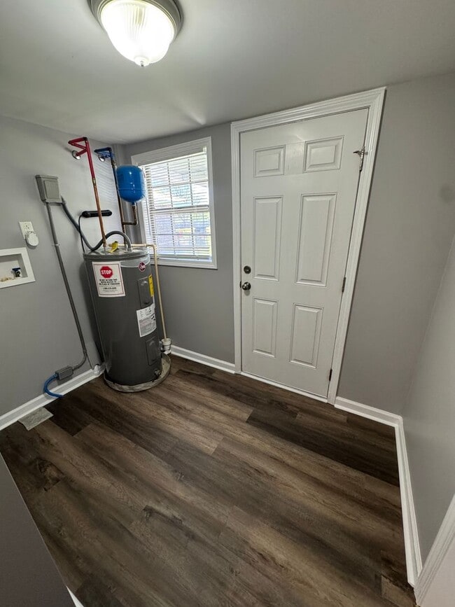 Building Photo - 416 Perman St SW