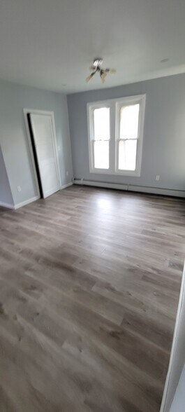 Living room - 118 Warrenton Ave