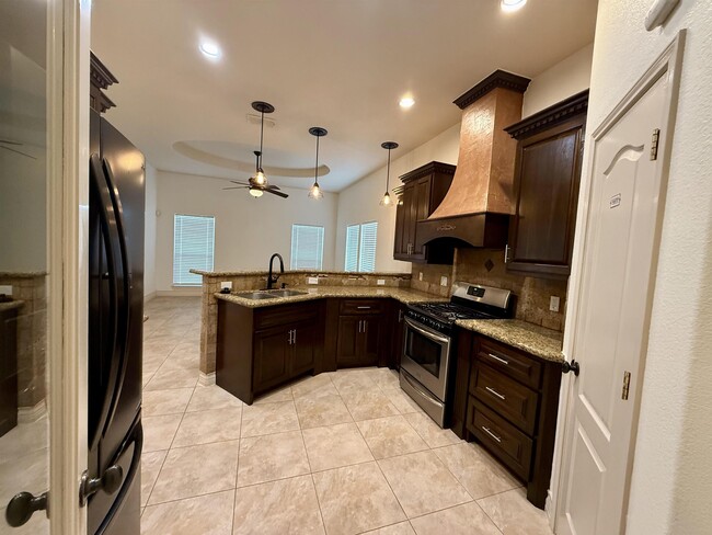 Building Photo - 10523 Bear Creek