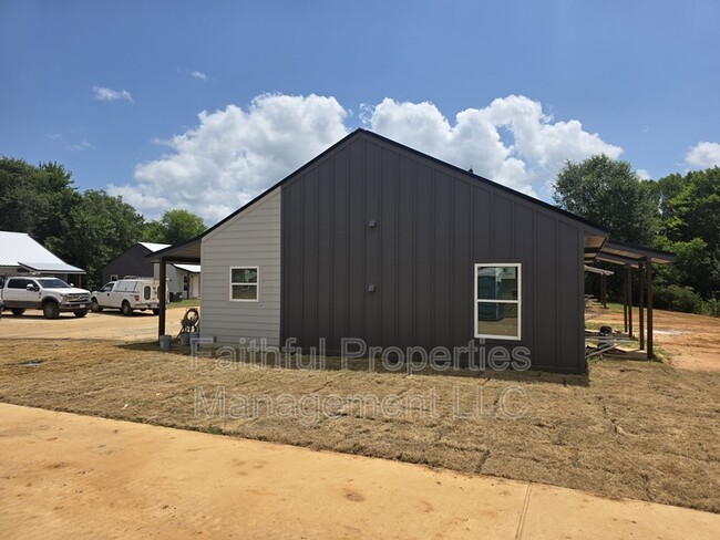 Building Photo - 405 N Logan Ln