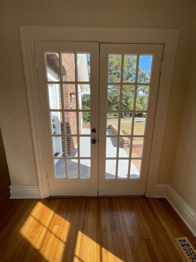 Building Photo - Updated 3/2 House in Old East Rome $1,895