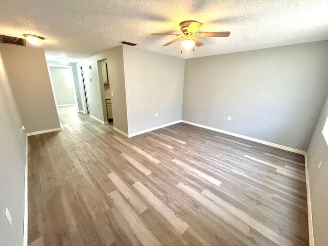 Building Photo - Adorable Renovated 2BD/1BTH Villa in 55+ C...
