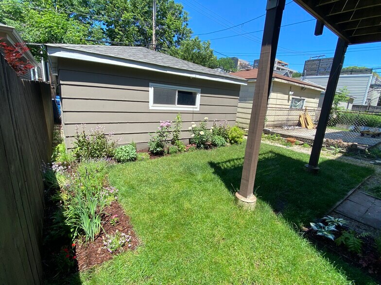 Building Photo - 1646 W Olive Ave