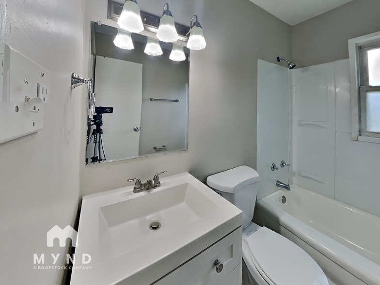 Building Photo - 6649 Meadowlark Dr
