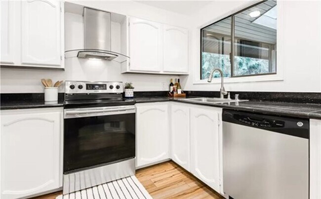 Building Photo - Awesome Juanita Condo for Lease