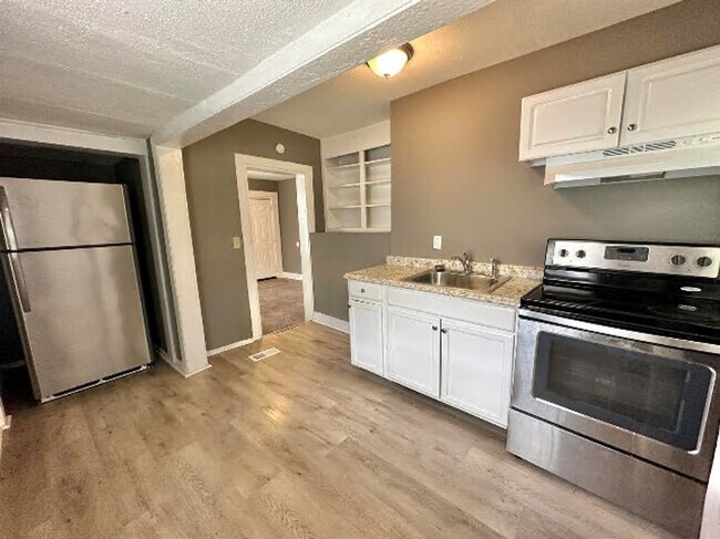 Building Photo - AVAILABLE NOW! HALF OFF 2ND MOTH RENT! 2 B...