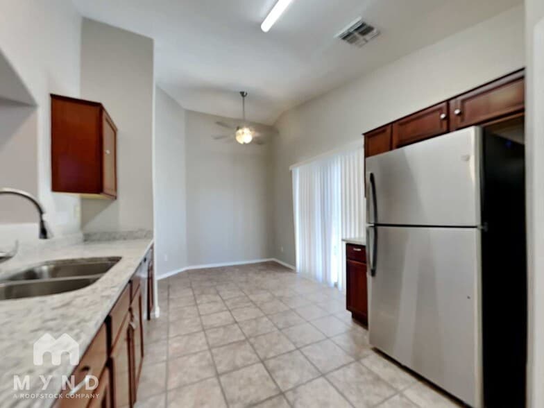 Building Photo - 12418 W Valentine Ave