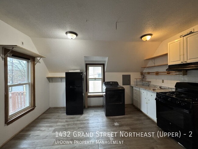 Building Photo - 1432 Grand St NE