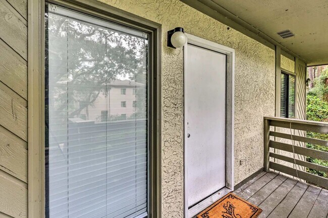 Building Photo - Charming 2 Bed/2 Bath Condo in Hilton Head Island - Perfect Island Living!