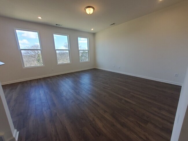 Building Photo - Beautiful, like new home in Mt Juliet with...