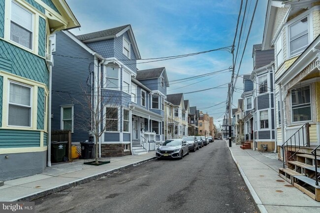 Building Photo - 24 Bank St