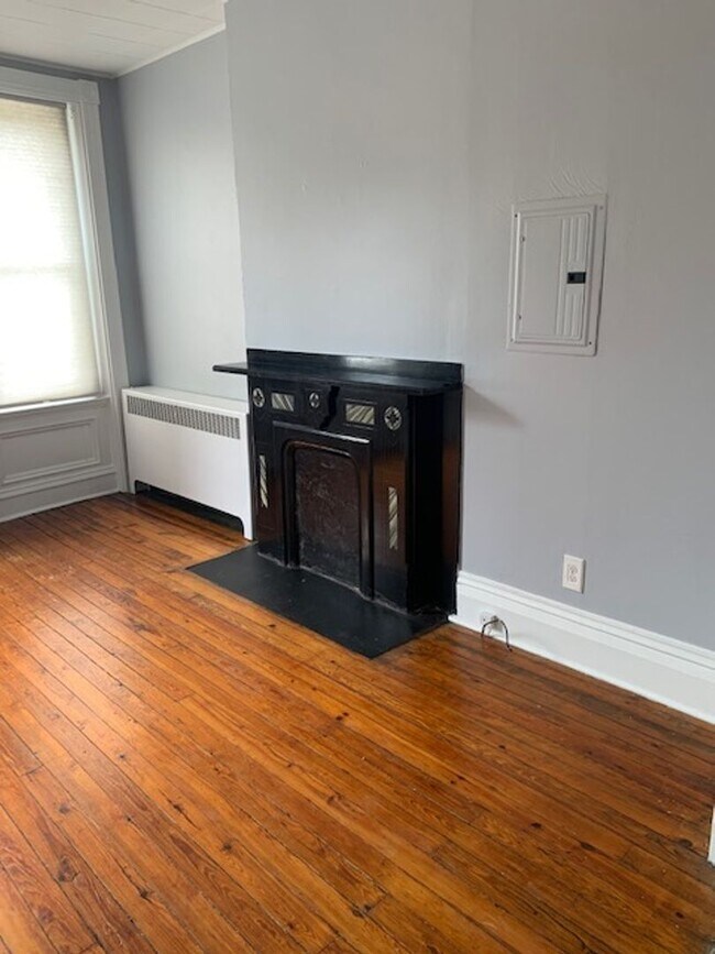 Building Photo - 1608 Lowrie St