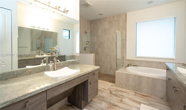 Building Photo - 11826 SW 13th Ct