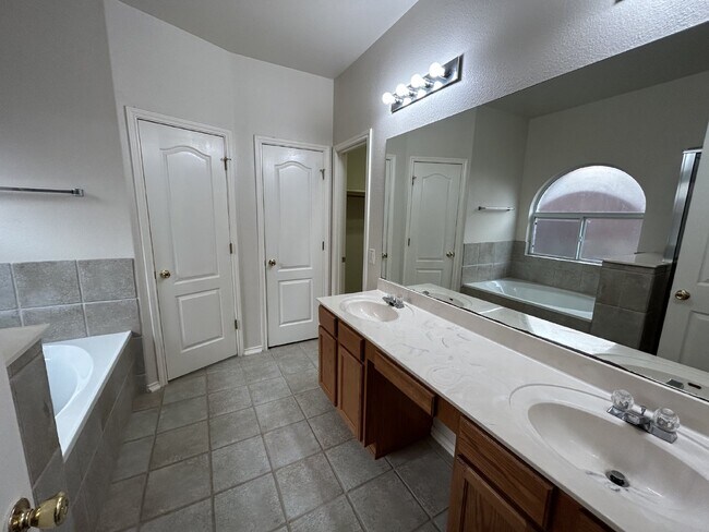 Building Photo - 5 Bedrooms house at Roger Ranch ready to m...