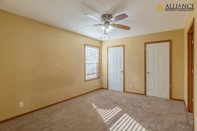 Building Photo - 360° VIRTUAL TOUR ~ Over-sized duplex! Two...