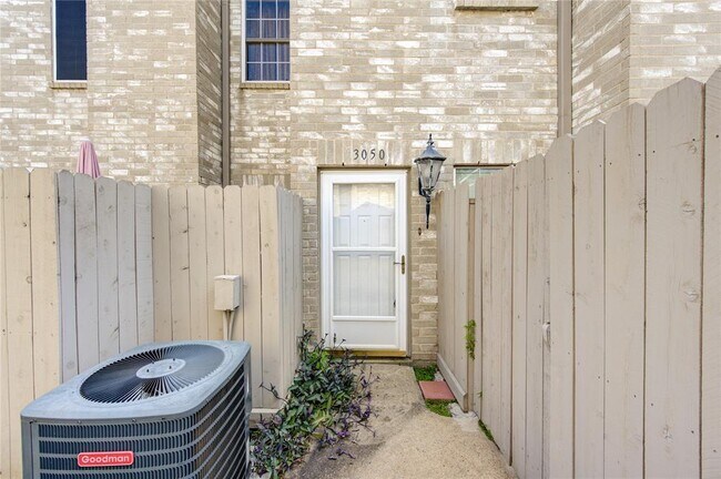 Building Photo - 3050 Holly Hall St