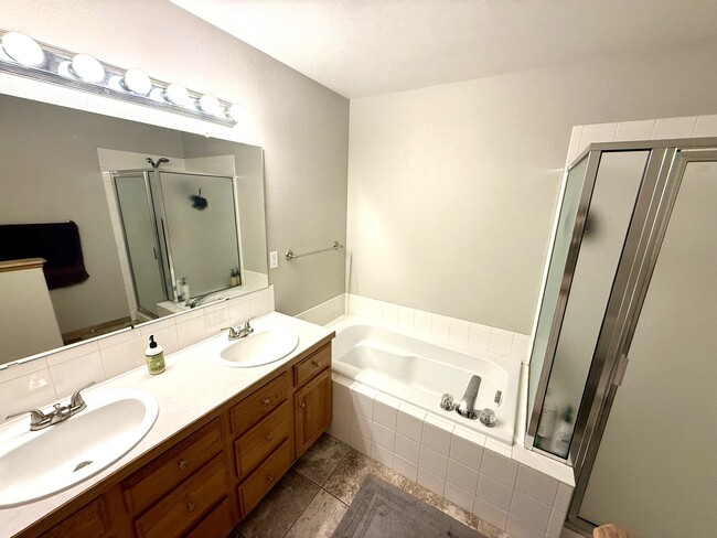 Building Photo - 1724 Canary Pl