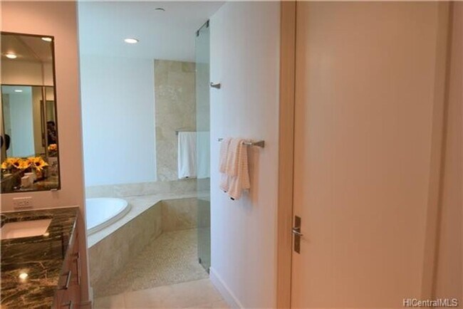 Building Photo - Hokua 3 bedroom corner unit