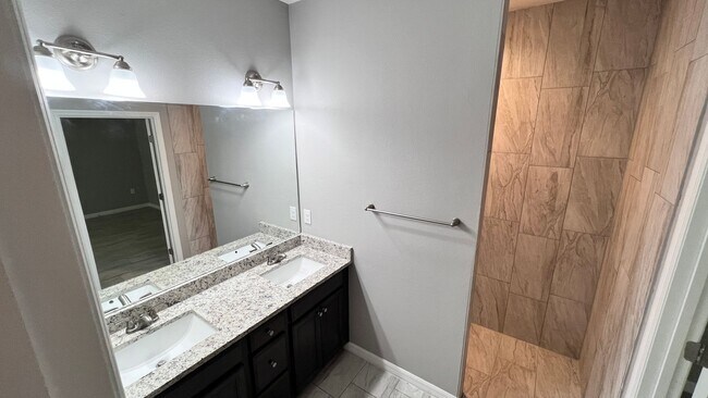 Building Photo - GORGEOUS Bedroom, 2 Bathroom Home in Palm ...