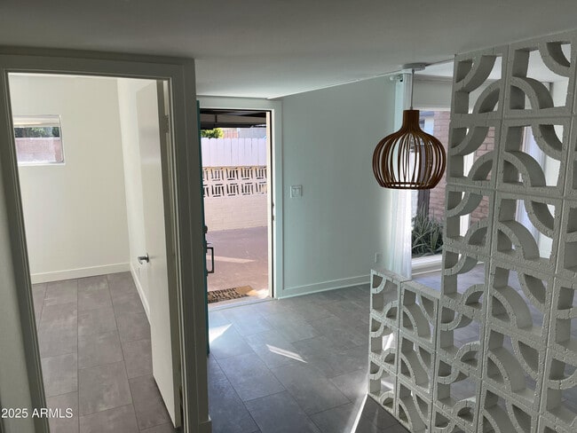 Building Photo - 3713 E Glenrosa Ave