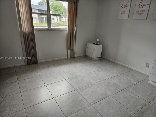 Building Photo - 8020 N Colony Cir