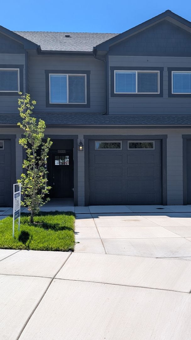Building Photo - Cozy 2-Bed, 2-Bath Townhouse with Modern T...