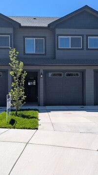Building Photo - Cozy 2-Bed, 2-Bath Townhouse with Modern T...