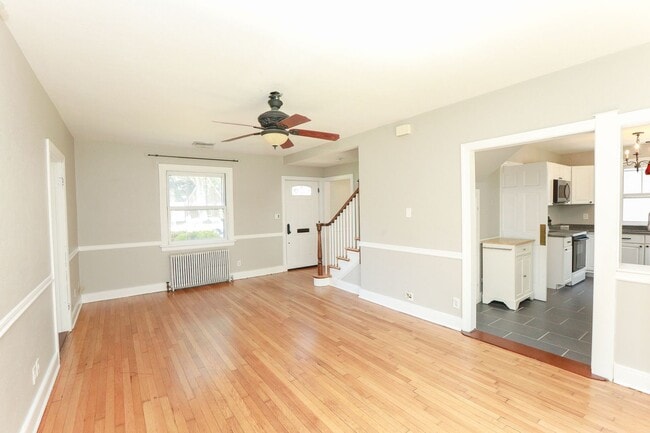 Building Photo - Cape Cod Rental Available in Norfolk!
