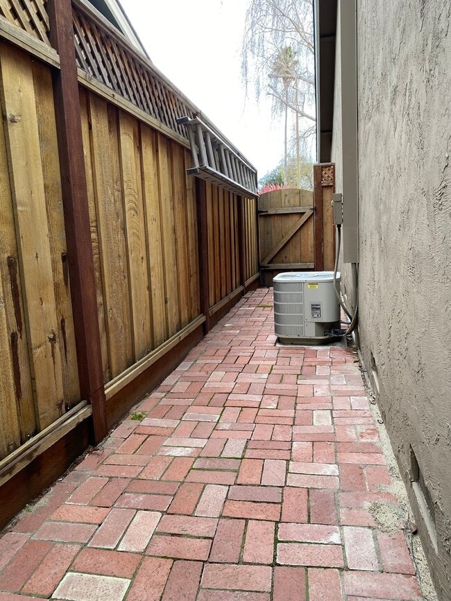 Building Photo - Well maintained 3 bed 2 bath home in Thousand Oaks neighborhood available!