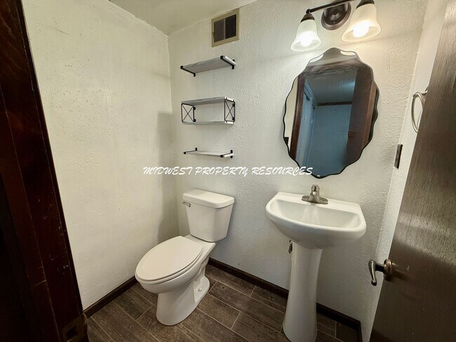 Building Photo - Amazing 3 Bedroom Home!