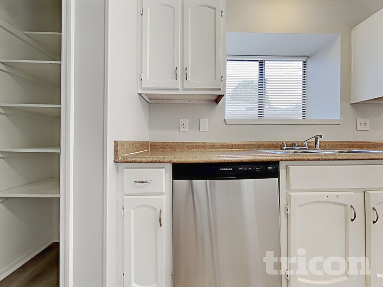 Building Photo - 820 Arbor Hill Dr