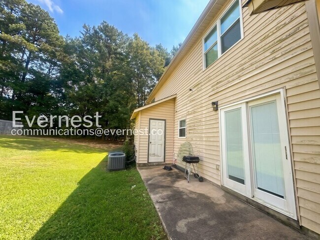 Building Photo - 2 Bed/2.5 Bath Town Home with Off-Street Parking / Available Soon!
