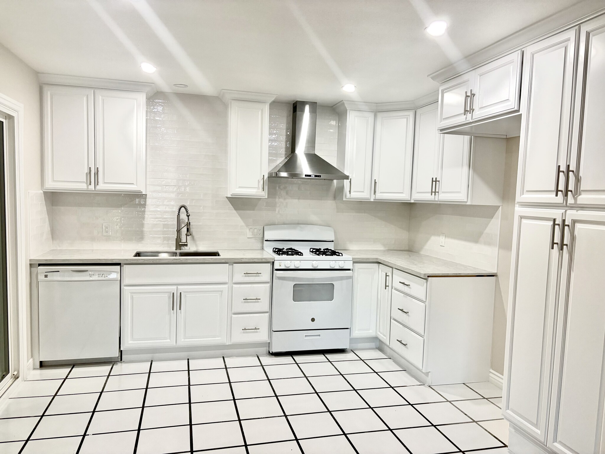 Building Photo - 2654 Hillsborough Pl