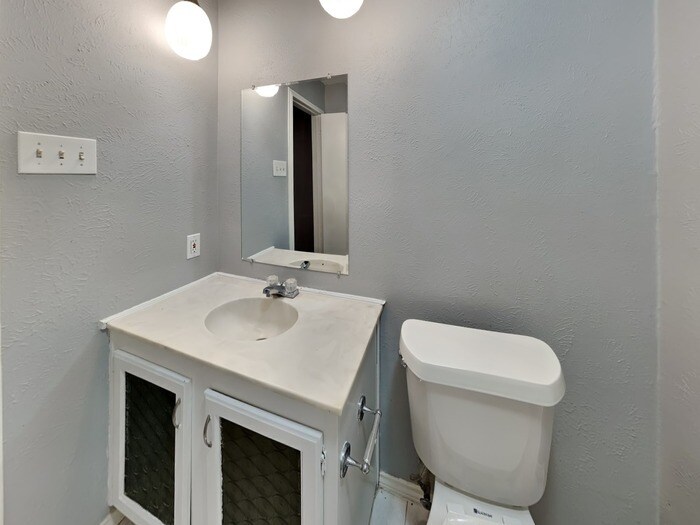 Building Photo - 2706 Santa Anna Dr