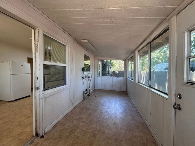 Building Photo - 3bd 1ba
