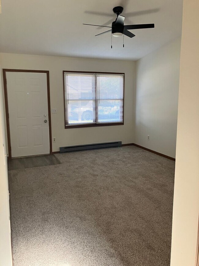 Building Photo - Updated 2 Bedroom, 1.5 Bath, and 1-Car Gar...