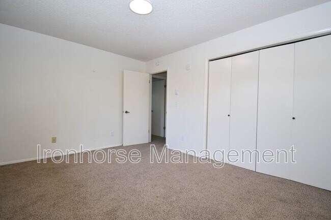 Building Photo - 811 W Villard St
