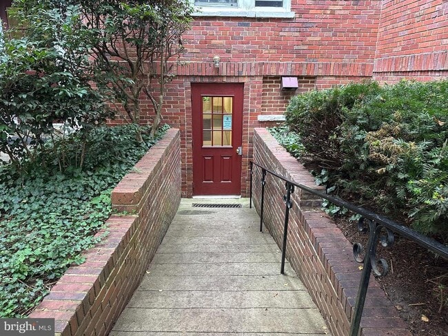 Building Photo - 1816 Queens Ln