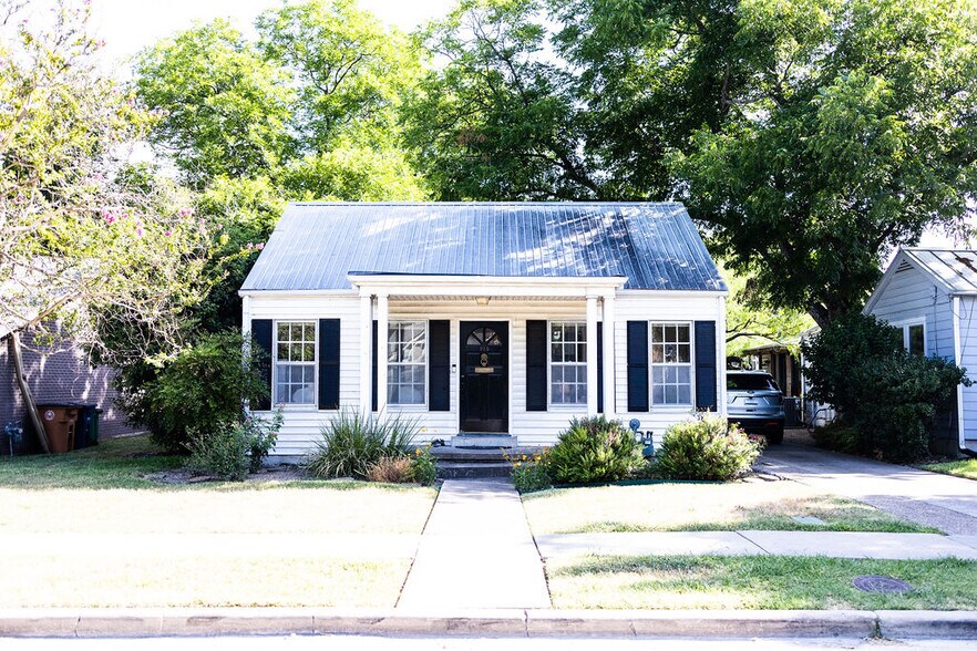 Primary Photo - 915 E 38th St