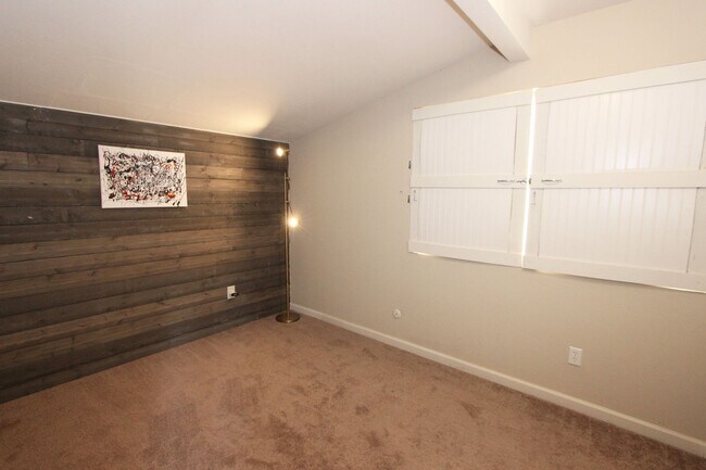 Building Photo - 4 Bedroom 2 Bathroom Home  - Move in special